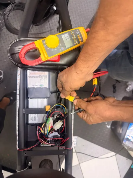 Teste de bateria e conectores de scooter elétrica