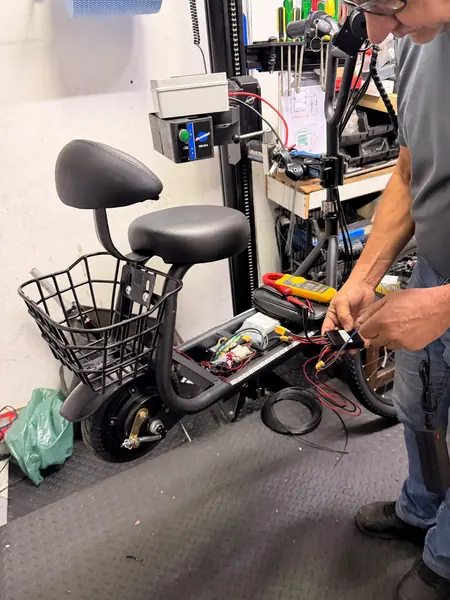 Revisão técnica de scooter elétrica em oficina